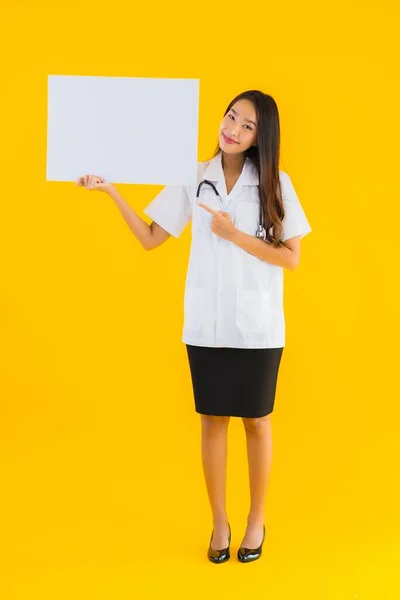 Retrato Hermosa Joven Asiática Médico Mujer Con Vacío Blanco Tablero — Foto de Stock