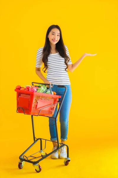 Portré Gyönyörű Fiatal Ázsiai Vásárlás Élelmiszer Szupermarket Kosár Sárga Elszigetelt — Stock Fotó