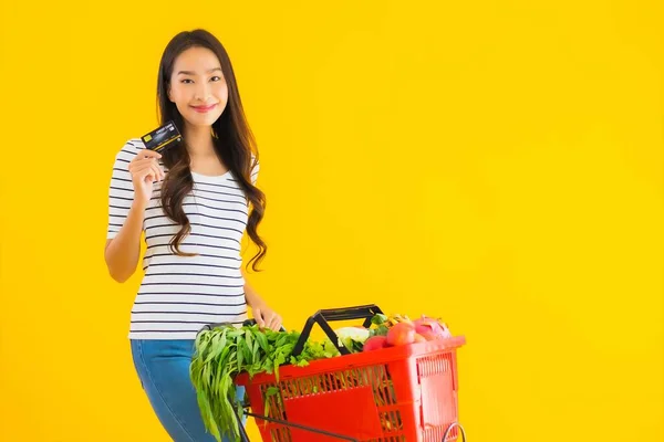Ritratto Bella Giovane Donna Asiatica Shopping Negozio Alimentari Carrello Supermercato — Foto Stock