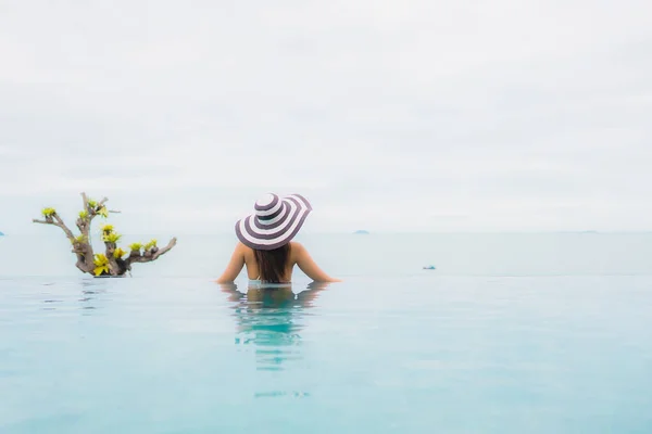 Retrato Hermosa Joven Mujer Asiática Sonrisa Relajarse Ocio Alrededor Piscina — Foto de Stock