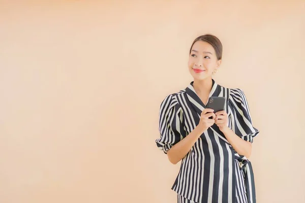 Retrato Hermosa Joven Mujer Asiática Con Teléfono Móvil Inteligente Sobre — Foto de Stock