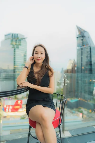 Güzel Bir Asyalı Kadın Portresi Şehir Manzarası Etrafındaki Restoranın Tadını — Stok fotoğraf