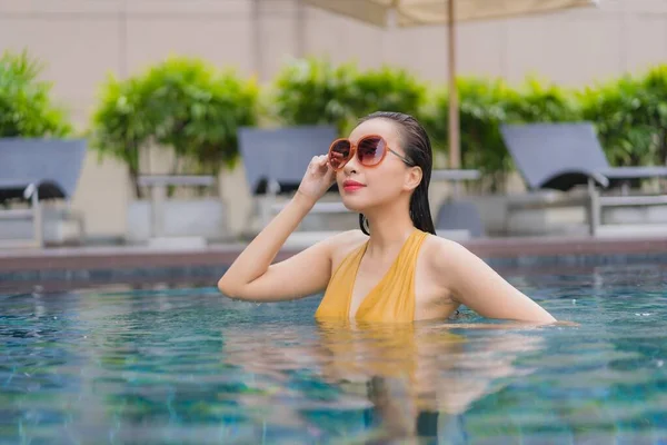 Retrato Bonito Jovem Asiático Mulher Relaxar Lazer Torno Piscina Hotel — Fotografia de Stock