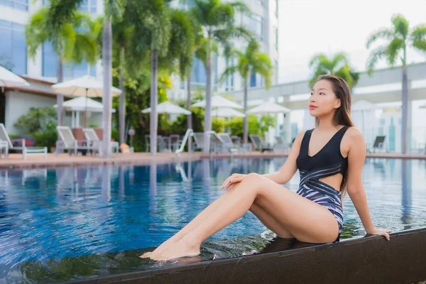 Retrato Bonito Jovem Asiático Mulher Lazer Relaxar Sorriso Redor Piscina — Fotografia de Stock