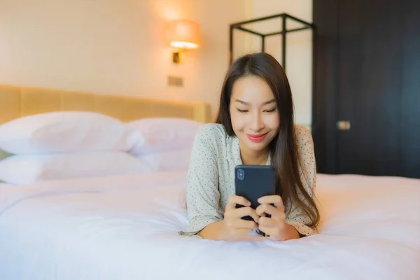 Retrato Hermosa Joven Mujer Asiática Cama Con Teléfono Móvil Inteligente — Foto de Stock