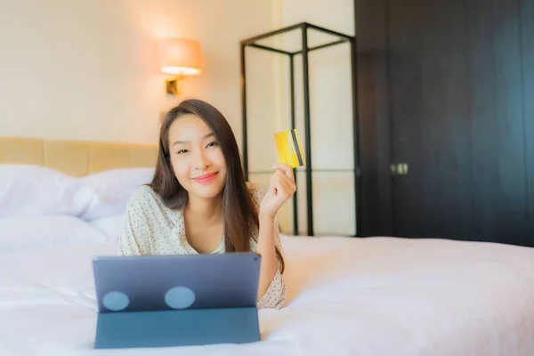 Portret Piękna Młoda Azjatycka Kobieta Używać Tabletki Karty Kredytowej Łóżku — Zdjęcie stockowe