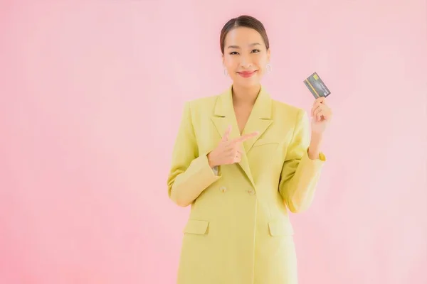 Porträt Schöne Junge Asiatische Geschäftsfrau Mit Kreditkarte Auf Farbigem Hintergrund — Stockfoto