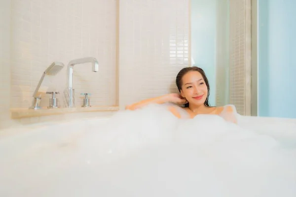 Portrait Belle Jeune Femme Asiatique Détendre Sourire Dans Baignoire Intérieur — Photo