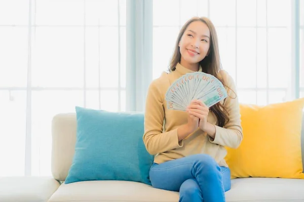 Retrato Hermosa Joven Mujer Asiática Con Montón Dinero Efectivo Dinero — Foto de Stock