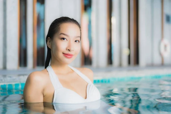 Retrato Hermosa Joven Asiática Mujer Relajarse Sonrisa Alrededor Piscina Hotel —  Fotos de Stock