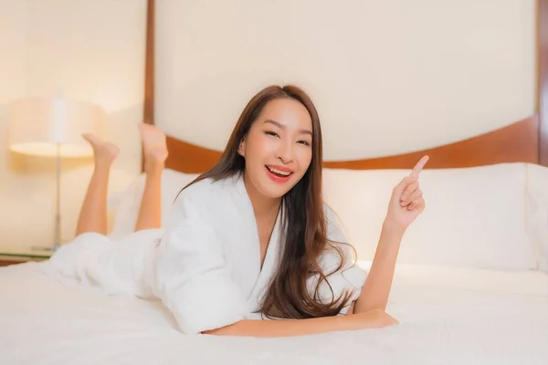 Πορτρέτο Όμορφη Νεαρή Ασιατική Γυναίκα Χαμόγελο Χαλαρώστε Αναψυχής Στο Κρεβάτι — Φωτογραφία Αρχείου