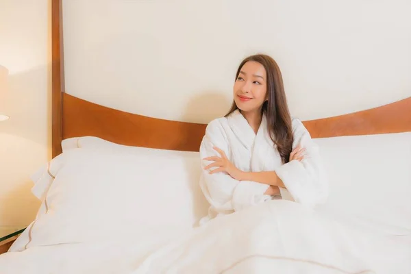 肖像画美しい若いアジアの女性の笑顔リラックスレジャーでベッドルームのインテリア — ストック写真