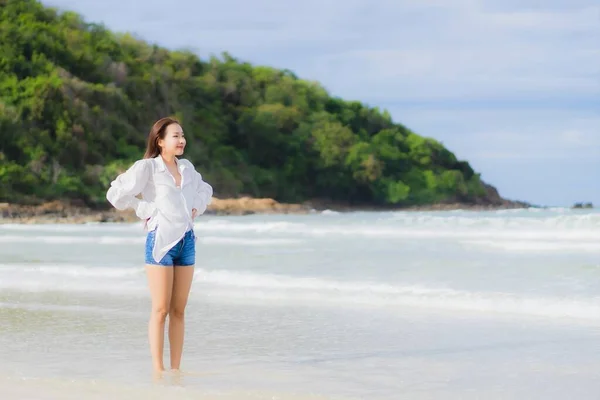 Porträt Schöne Junge Asiatische Frau Entspannen Lächeln Rund Strand Meer — Stockfoto