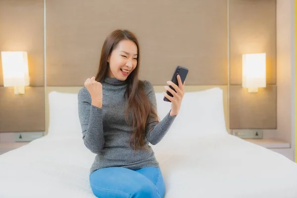 Retrato Hermosa Joven Mujer Asiática Uso Inteligente Teléfono Móvil Cama — Foto de Stock