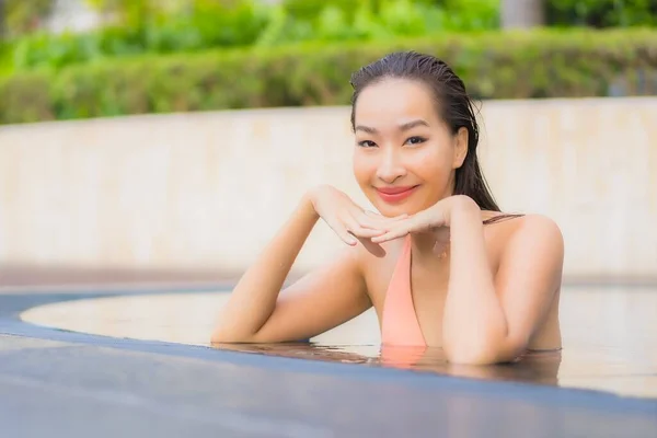 Portrait Belle Jeune Femme Asiatique Détendre Sourire Autour Piscine Extérieure — Photo