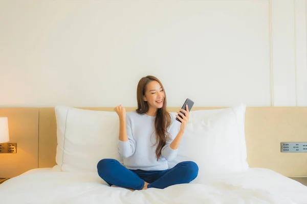 Retrato Hermosa Joven Mujer Asiática Uso Inteligente Teléfono Móvil Cama — Foto de Stock