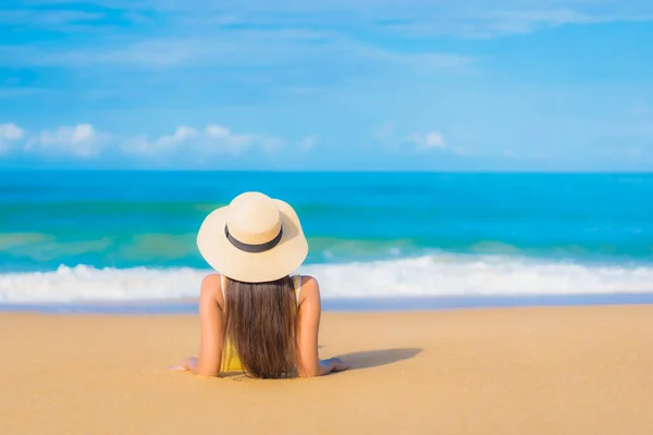 Retrato Bonito Jovem Asiático Mulher Relaxar Sorriso Lazer Redor Livre — Fotografia de Stock