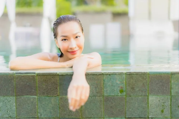 Retrato Bonito Jovem Asiático Mulher Relaxar Sorriso Redor Piscina Livre — Fotografia de Stock