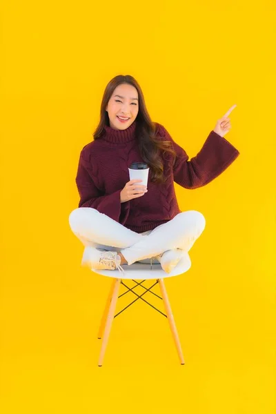 Retrato Bonito Jovem Asiático Mulher Sentar Cadeira Com Amarelo Isolado — Fotografia de Stock