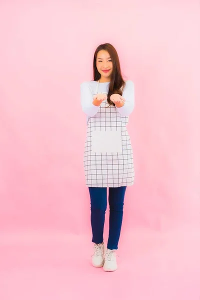 Retrato Hermosa Joven Asiática Mujer Ropa Cocina Con Delantal Rosa —  Fotos de Stock