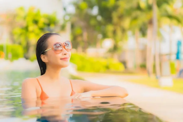 Retrato Bonito Jovem Asiático Mulher Relaxar Sorriso Lazer Redor Piscina — Fotografia de Stock