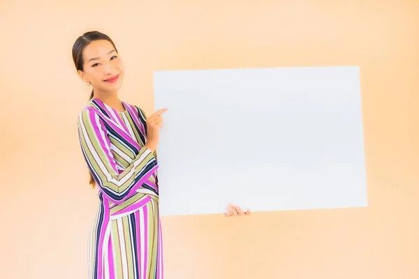 Portret Mooie Jonge Aziatische Vrouw Tonen Leeg Wit Billboard Kleur — Stockfoto