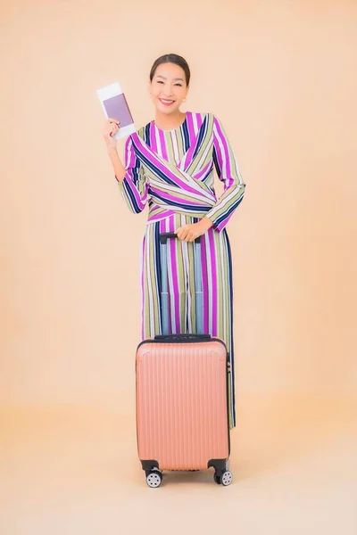 Портрет Красива Молода Азіатка Багажним Паспортом Посадковим Талоном Готовий Подорожей — стокове фото