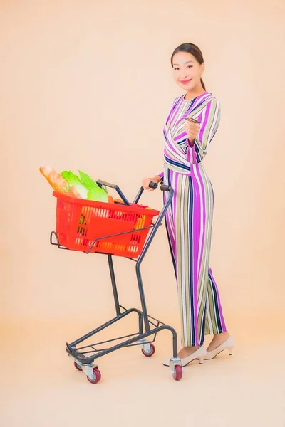 Marketten Aldığı Alışveriş Sepetiyle Güzel Bir Asyalı Kadının Portresi Renkli — Stok fotoğraf