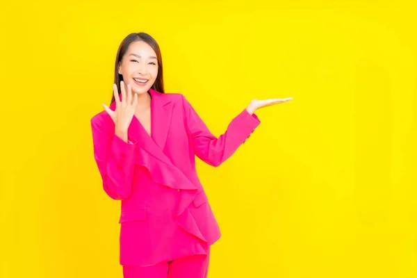 Portret Mooie Jonge Aziatische Vrouw Glimlach Actie Gele Kleur Achtergrond — Stockfoto