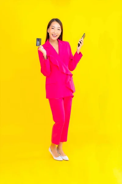 Retrato Bela Jovem Mulher Asiática Com Cartão Crédito Para Fazer — Fotografia de Stock