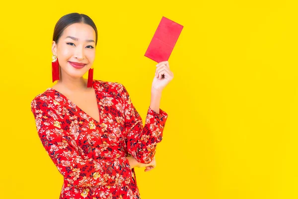 Retrato Hermosa Joven Asiática Mujer Con Sobres Rojos Sobre Fondo —  Fotos de Stock