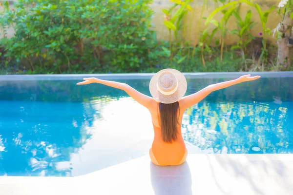 Retrato Hermosa Joven Mujer Asiática Disfrutar Relajarse Alrededor Piscina Para — Foto de Stock