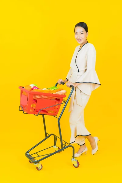 Retrato Bonito Jovem Negócio Asiático Mulher Com Compras Cesta Mercearia — Fotografia de Stock