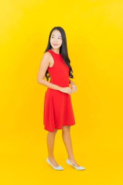 Porträt Schöne Junge Asiatische Frau Tragen Rotes Kleid Lächeln Mit — Stockfoto