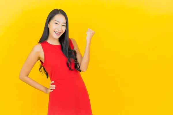 Portret Piękna Młoda Azjatycka Kobieta Nosić Czerwony Uśmiech Sukienka Akcji — Zdjęcie stockowe