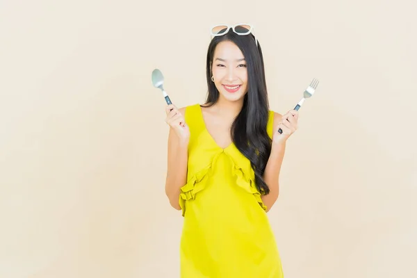 Güzel Asyalı Bir Kadının Portresi Kaşıkla Çatalla Gülümsüyor — Stok fotoğraf