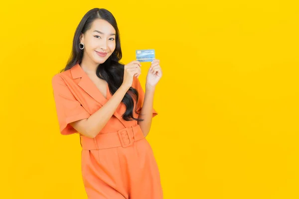 Πορτρέτο Όμορφη Νεαρή Ασιατική Γυναίκα Χαμόγελο Πιστωτική Κάρτα Κίτρινο Χρώμα — Φωτογραφία Αρχείου