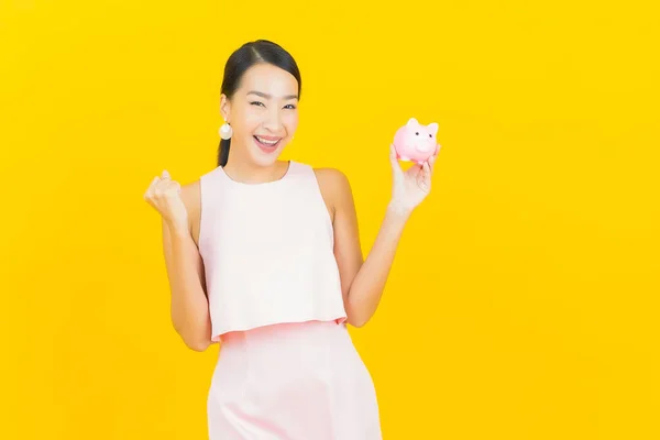 Portret Mooie Jonge Aziatische Vrouw Met Spaarvarken Bank Gele Kleur — Stockfoto