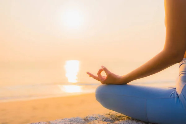 Retrato Jovem Mulher Asiática Fazer Meditação Torno Mar Praia Oceano — Fotografia de Stock