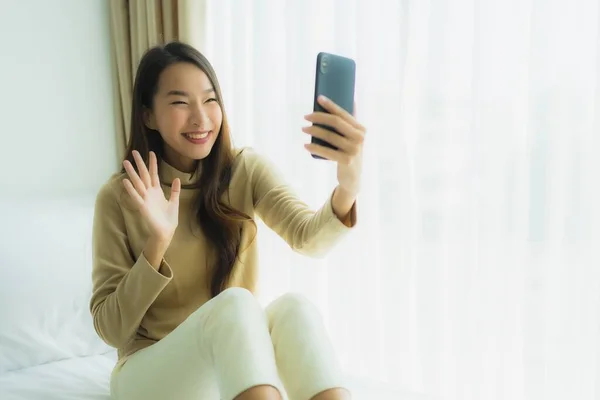 Junge Asiatin Benutzt Handy Auf Bett Schlafzimmer — Stockfoto
