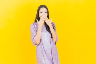 Portre güzel Asyalı kadın gülümsüyor. Renkli arka planda hareket var.