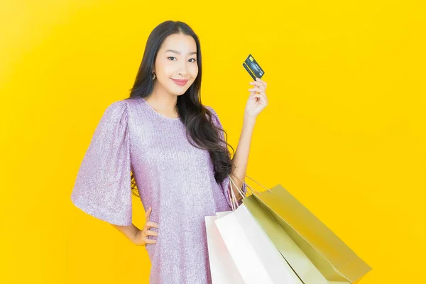Портрет Красивая Молодая Азиатская Женщина Улыбка Пакетом Покупок Цветном Фоне — стоковое фото