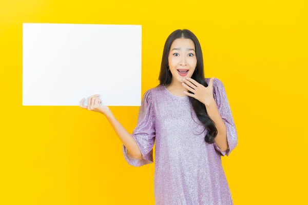 Portret Piękna Młoda Azjatycka Kobieta Pustym Białym Billboardem Tle Koloru — Zdjęcie stockowe