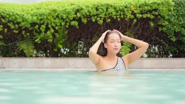 ปภาพของสาวสวยเอเช อนคลายย อนรอบสระว ายน ากลางแจ อบชายหาดทะเลมหาสม ทรส าหร นหย — วีดีโอสต็อก