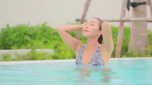 Séquences Belle Jeune Femme Asiatique Relax Sourire Loisirs Autour Piscine — Video