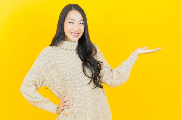 Portret Mooie Jonge Aziatische Vrouw Glimlach Met Actie Kleur Achtergrond — Stockfoto