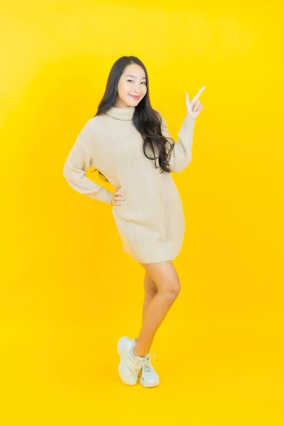 Retrato Hermosa Joven Asiática Mujer Sonrisa Con Acción Color Fondo —  Fotos de Stock