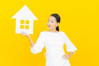 Ev ya da kağıt tabelalı güzel Asyalı kadın portresi