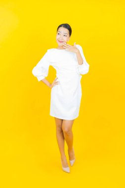 Portre güzel Asyalı kadın gülümsüyor. Renkli arka planda hareket var.