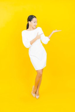 Portre güzel Asyalı kadın gülümsüyor. Renkli arka planda hareket var.